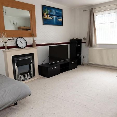 3 Bed Home Sleeps 8 People Located 1 Min From Train Stop - Otley Terrace Oldham Luaran gambar