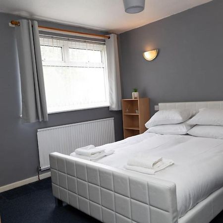 3 Bed Home Sleeps 8 People Located 1 Min From Train Stop - Otley Terrace Oldham Luaran gambar