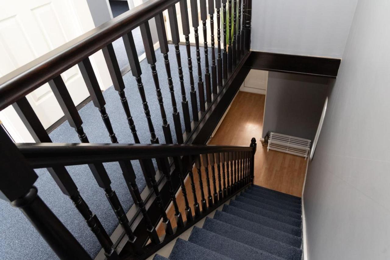 3 Bed Home Sleeps 8 People Located 1 Min From Train Stop - Otley Terrace Oldham Luaran gambar