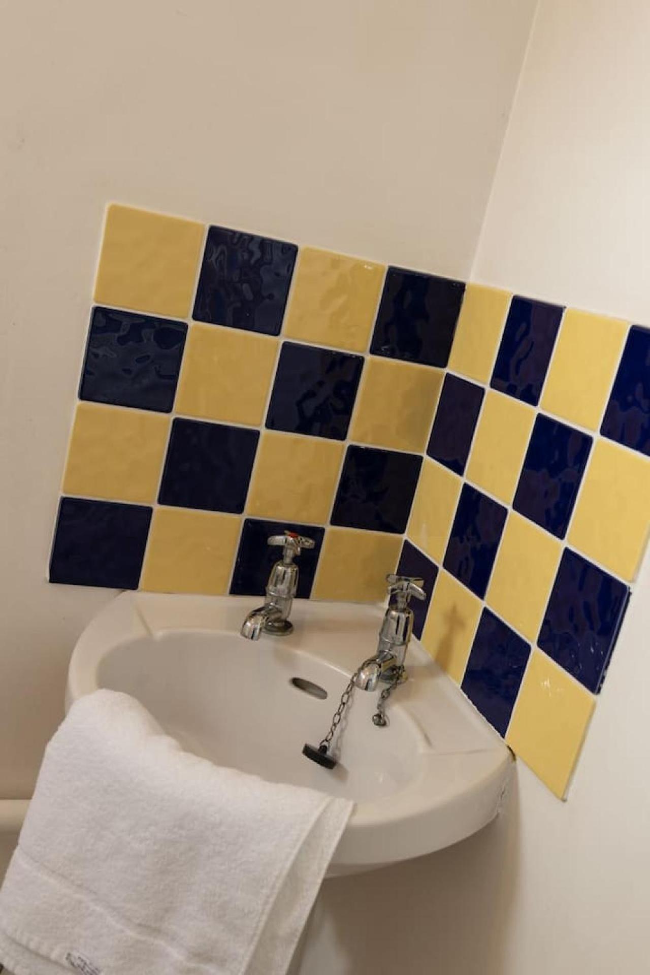 3 Bed Home Sleeps 8 People Located 1 Min From Train Stop - Otley Terrace Oldham Luaran gambar