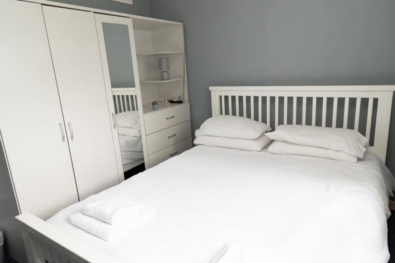 3 Bed Home Sleeps 8 People Located 1 Min From Train Stop - Otley Terrace Oldham Luaran gambar