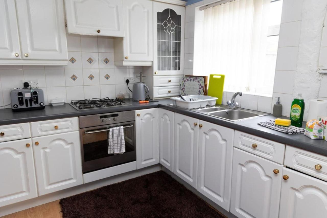 3 Bed Home Sleeps 8 People Located 1 Min From Train Stop - Otley Terrace Oldham Luaran gambar
