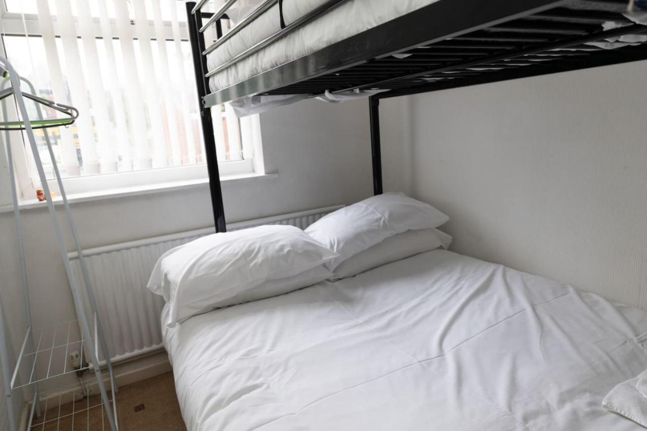 3 Bed Home Sleeps 8 People Located 1 Min From Train Stop - Otley Terrace Oldham Luaran gambar
