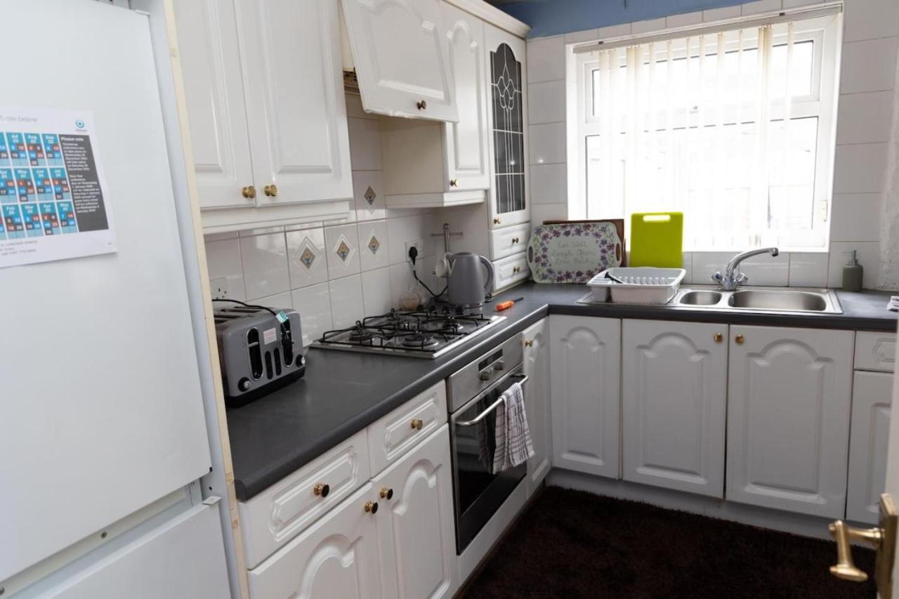3 Bed Home Sleeps 8 People Located 1 Min From Train Stop - Otley Terrace Oldham Luaran gambar