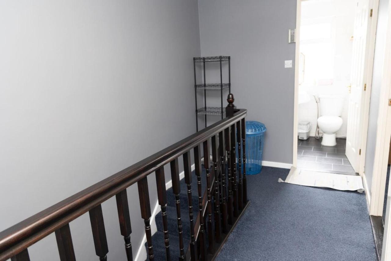 3 Bed Home Sleeps 8 People Located 1 Min From Train Stop - Otley Terrace Oldham Luaran gambar